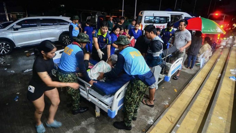 Gempa bumi berkekuatan 6,9 skala Richter mengguncang Filipina tengah pada Selasa (30/9) malam, menewaskan sedikitnya 27 orang dan melukai lebih dari 140 lainnya. (Tangkapan Layar Video Reuters/MUNICIPALITY OF DAANBANTAYAN HANDOUT)