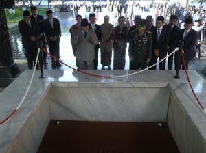 Hari Kesaktian Pancasila, Prabowo-Gibran Berdoa di Depan Sumur Lubang Buaya