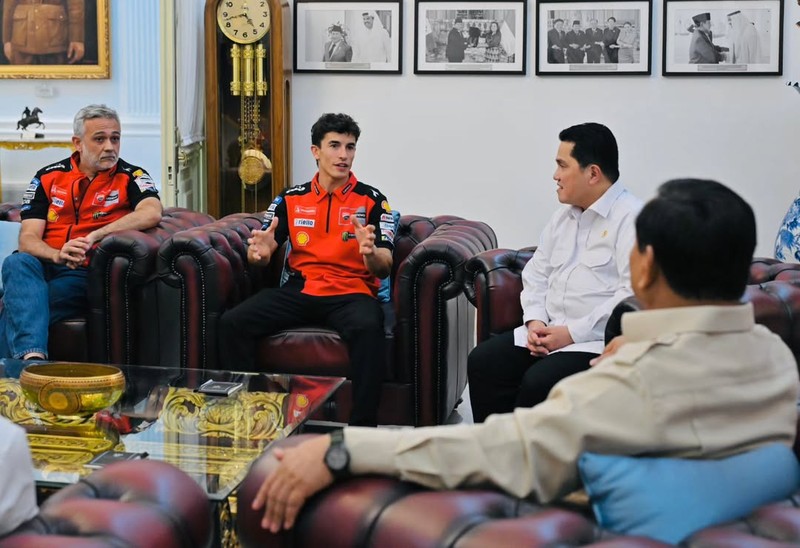 Presiden Prabowo Subianto menerima kunjungan dari pebalap MotoGP dari tim Ducati Lenovo, Mark Marquez, di Istana Negara, Selasa (30/9/2025). (Instagram/sekretariat.kabinet)