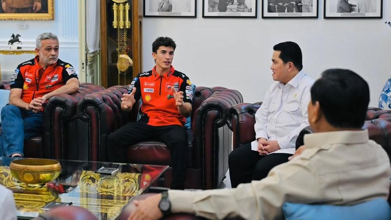 Presiden Prabowo Subianto menerima kunjungan dari pebalap MotoGP dari tim Ducati Lenovo, Mark Marquez, di Istana Negara, Selasa (30/9/2025). (Instagram/sekretariat.kabinet)