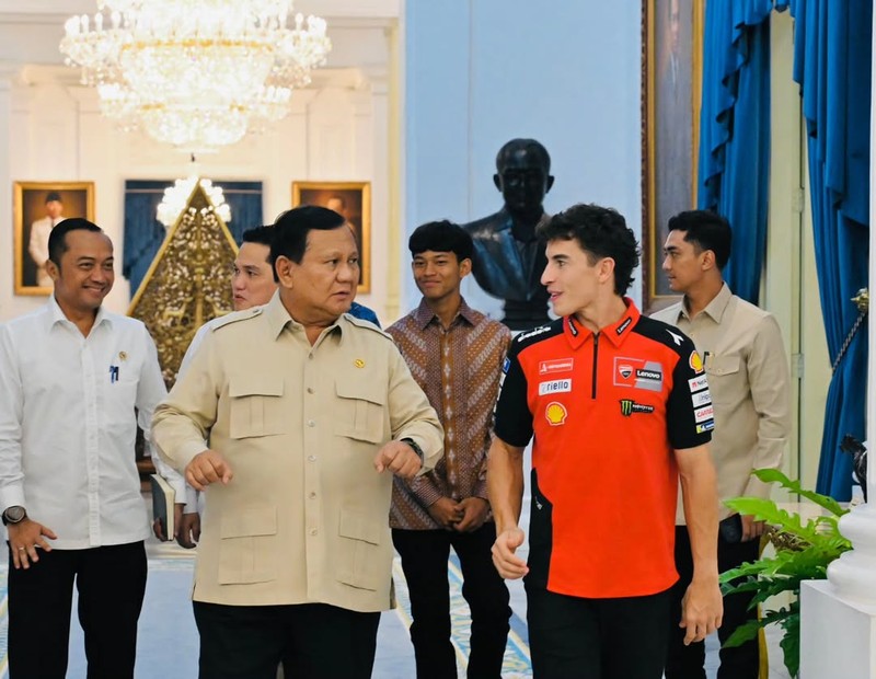 Presiden Prabowo Subianto menerima kunjungan dari pebalap MotoGP dari tim Ducati Lenovo, Mark Marquez, di Istana Negara, Selasa (30/9/2025). (Instagram/sekretariat.kabinet)
