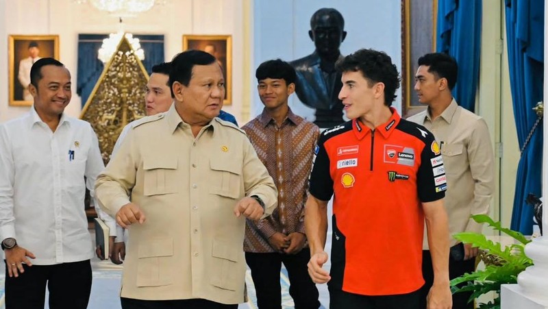 Presiden Prabowo Subianto menerima kunjungan dari pebalap MotoGP dari tim Ducati Lenovo, Mark Marquez, di Istana Negara, Selasa (30/9/2025). (Instagram/sekretariat.kabinet)