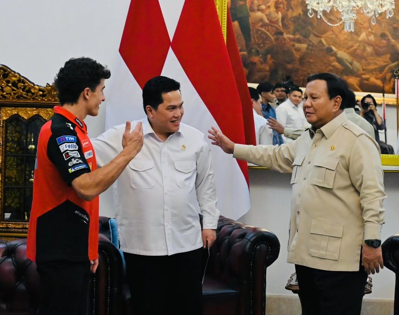 Presiden Prabowo Subianto menerima kunjungan dari pebalap MotoGP dari tim Ducati Lenovo, Mark Marquez, di Istana Negara, Selasa (30/9/2025). (Instagram/sekretariat.kabinet)