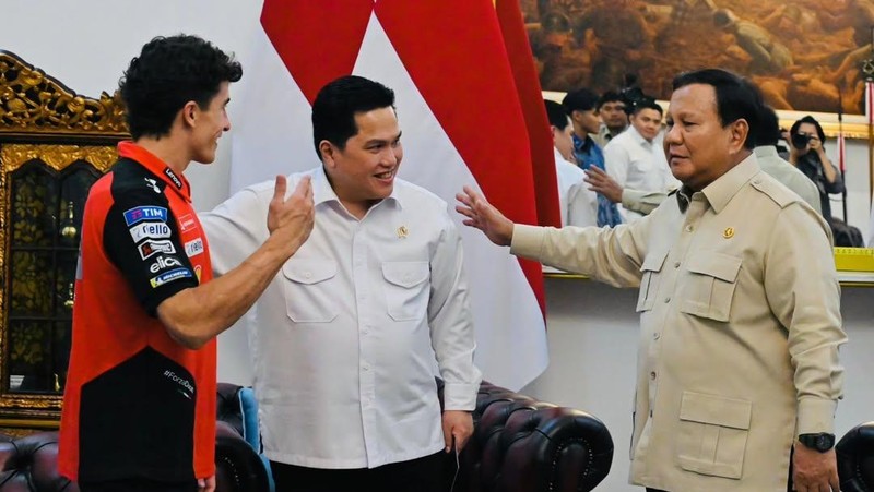 Presiden Prabowo Subianto menerima kunjungan dari pebalap MotoGP dari tim Ducati Lenovo, Mark Marquez, di Istana Negara, Selasa (30/9/2025). (Instagram/sekretariat.kabinet)