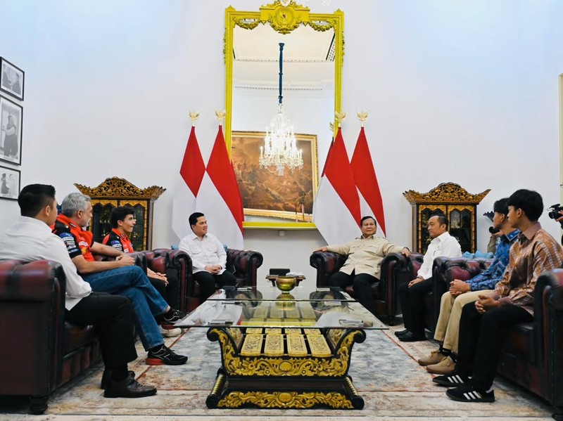 Presiden Prabowo Subianto menerima kunjungan dari pebalap MotoGP dari tim Ducati Lenovo, Mark Marquez, di Istana Negara, Selasa (30/9/2025). (Instagram/sekretariat.kabinet)