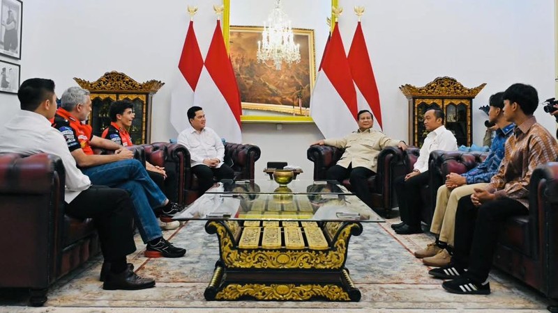 Presiden Prabowo Subianto menerima kunjungan dari pebalap MotoGP dari tim Ducati Lenovo, Mark Marquez, di Istana Negara, Selasa (30/9/2025). (Instagram/sekretariat.kabinet)
