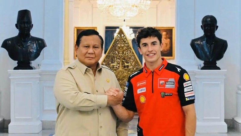 Presiden Prabowo Subianto menerima kunjungan dari pebalap MotoGP dari tim Ducati Lenovo, Mark Marquez, di Istana Negara, Selasa (30/9/2025). (Instagram/sekretariat.kabinet)