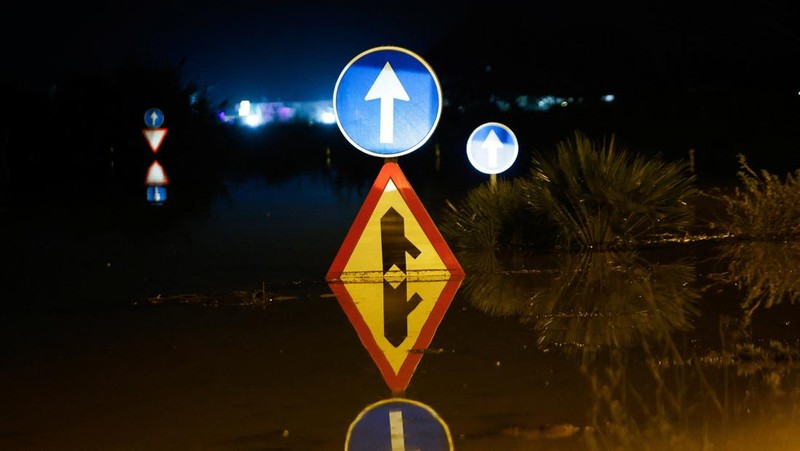Mobil yang diparkir dikelilingi air setelah hujan lebat selama berlalunya Siklon Gabrielle pascatropis di Cullera, wilayah Valencia, Spanyol, 30 September 2025. (REUTERS/Violeta Santos Moura)