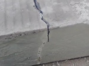 Viral Jalan Trusmi-Kaliwulu Cirebon yang Baru Diperbaiki Retak
