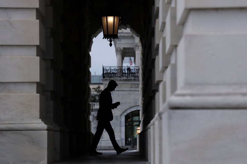 Orang-orang berjalan melewati Gedung Capitol AS, beberapa jam sebelum penutupan sebagian pemerintah mulai berlaku, di Washington, D.C., AS, 30 September 2025. (REUTERS/Elizabeth Frantz)