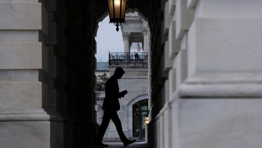 Orang-orang berjalan melewati Gedung Capitol AS, beberapa jam sebelum penutupan sebagian pemerintah mulai berlaku, di Washington, D.C., AS, 30 September 2025. (REUTERS/Elizabeth Frantz)