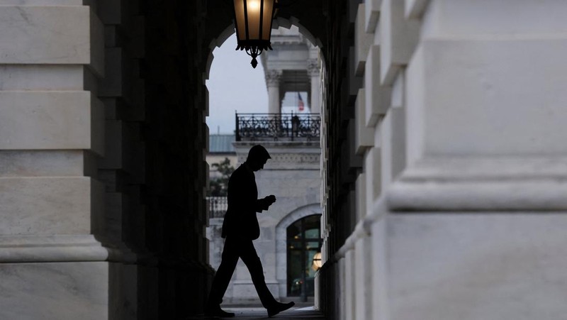 Orang-orang berjalan melewati Gedung Capitol AS, beberapa jam sebelum penutupan sebagian pemerintah mulai berlaku, di Washington, D.C., AS, 30 September 2025. (REUTERS/Elizabeth Frantz)