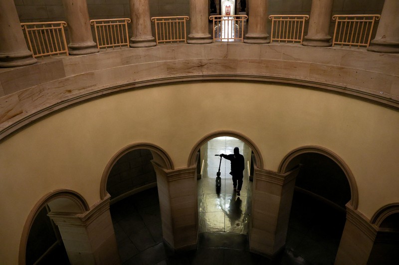 Orang-orang berjalan melewati Gedung Capitol AS, beberapa jam sebelum penutupan sebagian pemerintah mulai berlaku, di Washington, D.C., AS, 30 September 2025. (REUTERS/Elizabeth Frantz)