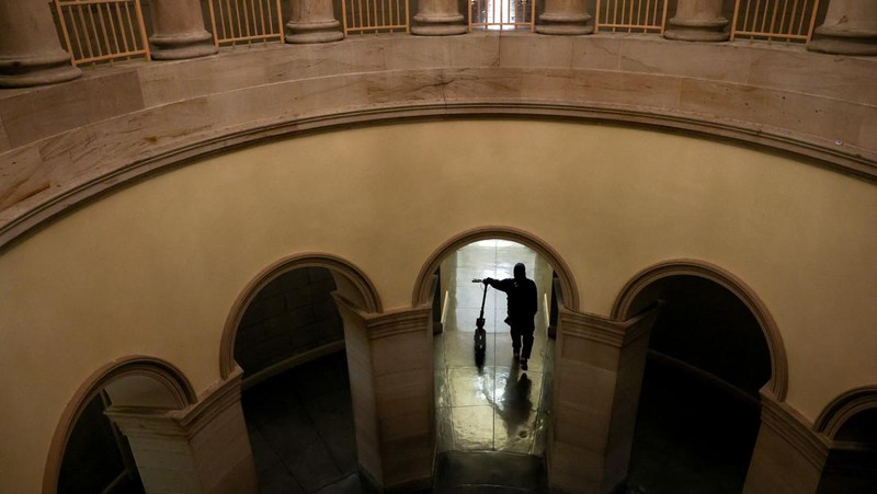 Orang-orang berjalan melewati Gedung Capitol AS, beberapa jam sebelum penutupan sebagian pemerintah mulai berlaku, di Washington, D.C., AS, 30 September 2025. (REUTERS/Elizabeth Frantz)