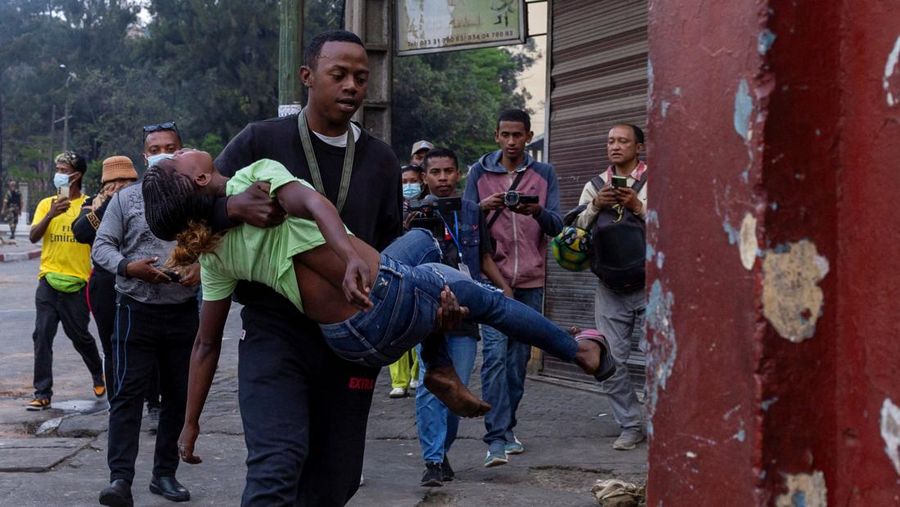 Seorang pengunjuk rasa menendang tabung gas air mata yang dilemparkan oleh petugas polisi anti huru hara Madagaskar untuk membubarkan pengunjuk rasa selama demonstrasi menentang seringnya pemadaman listrik dan kekurangan air, di lingkungan Antaninandro, di Antananarivo, Madagaskar, 30 September 2025. (REUTERS/Zo Andrianjafy)