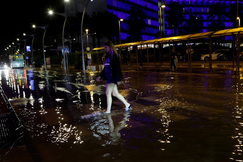 Mobil yang diparkir dikelilingi air setelah hujan lebat selama berlalunya Siklon Gabrielle pascatropis di Cullera, wilayah Valencia, Spanyol, 30 September 2025. (REUTERS/Violeta Santos Moura)