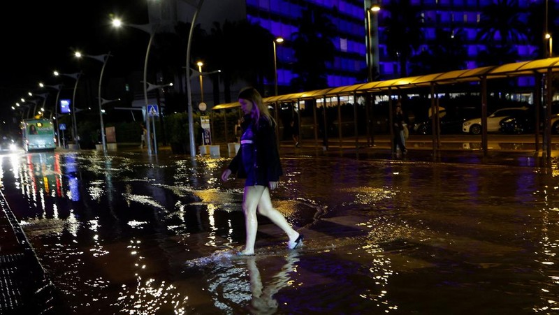 Mobil yang diparkir dikelilingi air setelah hujan lebat selama berlalunya Siklon Gabrielle pascatropis di Cullera, wilayah Valencia, Spanyol, 30 September 2025. (REUTERS/Violeta Santos Moura)