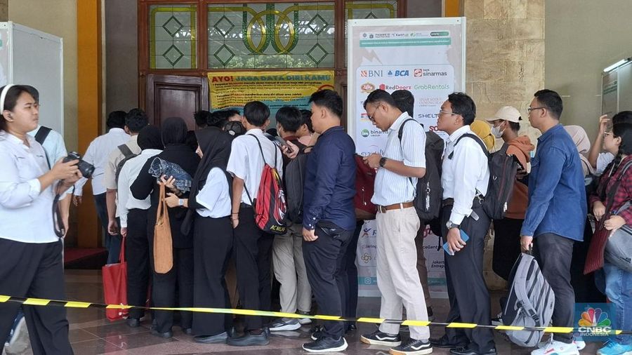 Suku Dinas Tenaga Kerja, Transmigrasi, dan Energi Jakarta Pusat menggelar Jakarta Job Fair bertajuk Jakarta Job Fest 2025 di Gedung Pertemuan Pertamina, Jakarta, Rabu (1/10/2025). (CNBC Indonesia/Chandra Dwi Pranata)