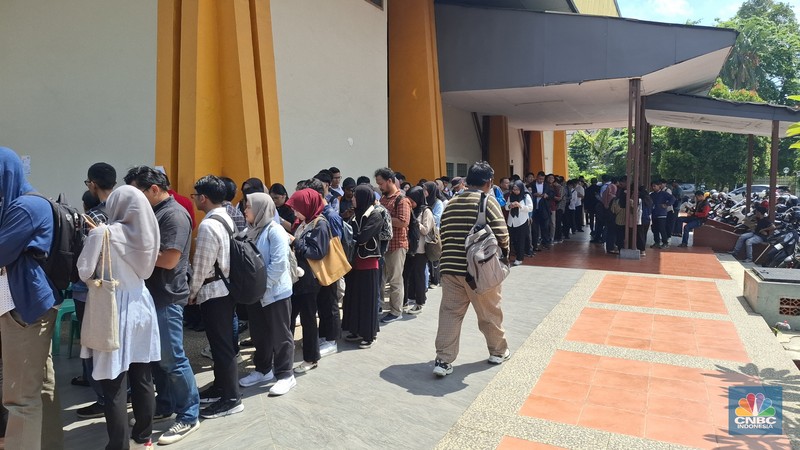 Suku Dinas Tenaga Kerja, Transmigrasi, dan Energi Jakarta Pusat menggelar Jakarta Job Fair bertajuk Jakarta Job Fest 2025 di Gedung Pertemuan Pertamina, Jakarta, Rabu (1/10/2025). Suku Dinas Tenaga Kerja, Transmigrasi, dan Energi Jakarta Pusat menggelar Jakarta Job Fair bertajuk Jakarta Job Fest 2025 di Gedung Pertemuan Pertamina, Jakarta, Rabu (1/10/2025). (CNBC Indonesia/Chandra Dwi Pranata)