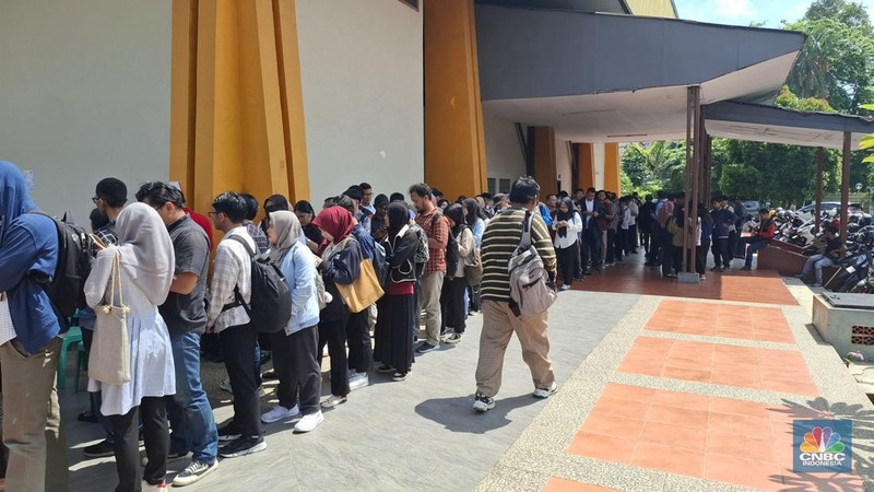 Suku Dinas Tenaga Kerja, Transmigrasi, dan Energi Jakarta Pusat menggelar Jakarta Job Fair bertajuk Jakarta Job Fest 2025 di Gedung Pertemuan Pertamina, Jakarta, Rabu (1/10/2025). (CNBC Indonesia/Chandra Dwi Pranata)