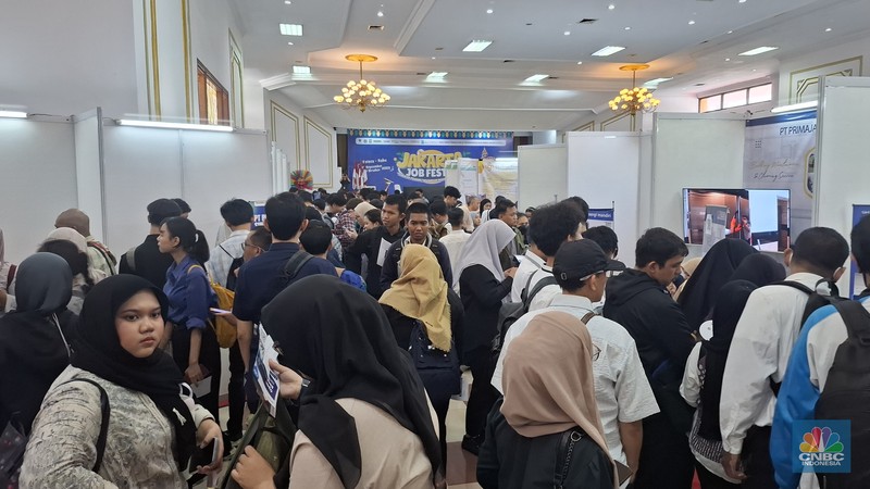 Suku Dinas Tenaga Kerja, Transmigrasi, dan Energi Jakarta Pusat menggelar Jakarta Job Fair bertajuk Jakarta Job Fest 2025 di Gedung Pertemuan Pertamina, Jakarta, Rabu (1/10/2025). (CNBC Indonesia/Chandra Dwi Pranata)