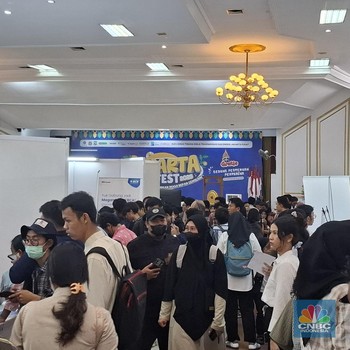 Cari Kerja Makin Susah, Ribuan Orang Membludak di Job Fair Jakarta