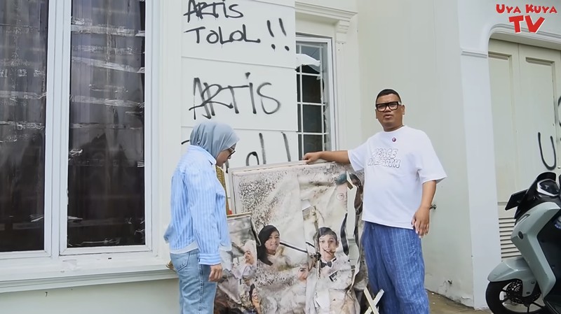 Uya Kuya dan Astrid baru pertama kali melihat rumah mereka di kawasan Duren Sawit, Jakarta Timur, yang dijarah massa pada 30 Agustus 2025. (Tangkapan Layar Youtube/Uya Kuya TV )