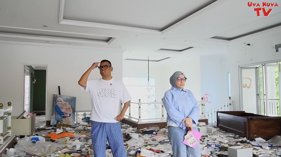 Uya Kuya dan Astrid baru pertama kali melihat rumah mereka di kawasan Duren Sawit, Jakarta Timur, yang dijarah massa pada 30 Agustus 2025. (Tangkapan Layar Youtube/Uya Kuya TV )