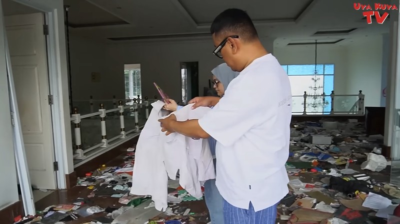 Uya Kuya dan Astrid baru pertama kali melihat rumah mereka di kawasan Duren Sawit, Jakarta Timur, yang dijarah massa pada 30 Agustus 2025. (Tangkapan Layar Youtube/Uya Kuya TV )