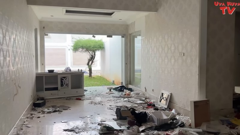 Uya Kuya dan Astrid baru pertama kali melihat rumah mereka di kawasan Duren Sawit, Jakarta Timur, yang dijarah massa pada 30 Agustus 2025. (Tangkapan Layar Youtube/Uya Kuya TV )