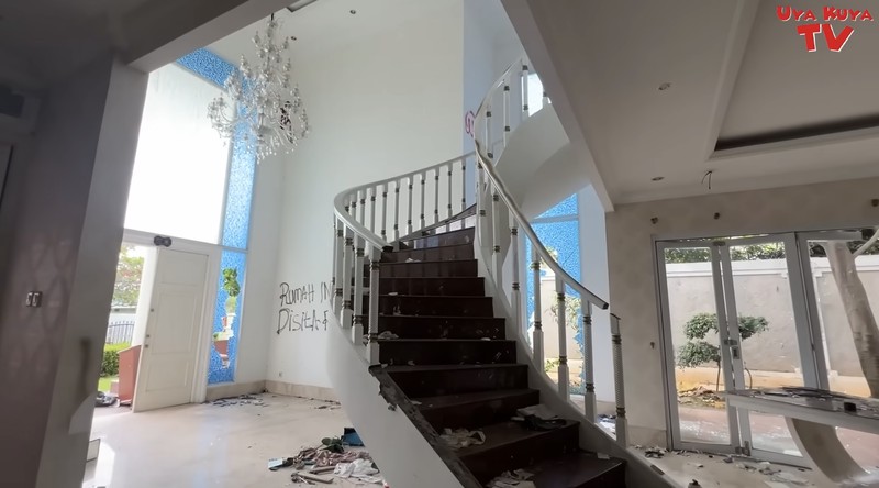Uya Kuya dan Astrid baru pertama kali melihat rumah mereka di kawasan Duren Sawit, Jakarta Timur, yang dijarah massa pada 30 Agustus 2025. (Tangkapan Layar Youtube/Uya Kuya TV )