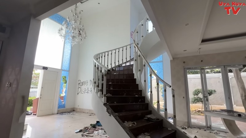 Uya Kuya dan Astrid baru pertama kali melihat rumah mereka di kawasan Duren Sawit, Jakarta Timur, yang dijarah massa pada 30 Agustus 2025. (Tangkapan Layar Youtube/Uya Kuya TV )