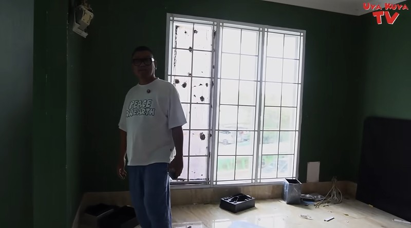 Uya Kuya dan Astrid baru pertama kali melihat rumah mereka di kawasan Duren Sawit, Jakarta Timur, yang dijarah massa pada 30 Agustus 2025. (Tangkapan Layar Youtube/Uya Kuya TV )