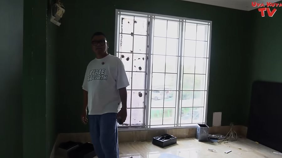 Uya Kuya dan Astrid baru pertama kali melihat rumah mereka di kawasan Duren Sawit, Jakarta Timur, yang dijarah massa pada 30 Agustus 2025. (Tangkapan Layar Youtube/Uya Kuya TV )