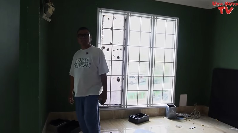 Uya Kuya dan Astrid baru pertama kali melihat rumah mereka di kawasan Duren Sawit, Jakarta Timur, yang dijarah massa pada 30 Agustus 2025. (Tangkapan Layar Youtube/Uya Kuya TV )