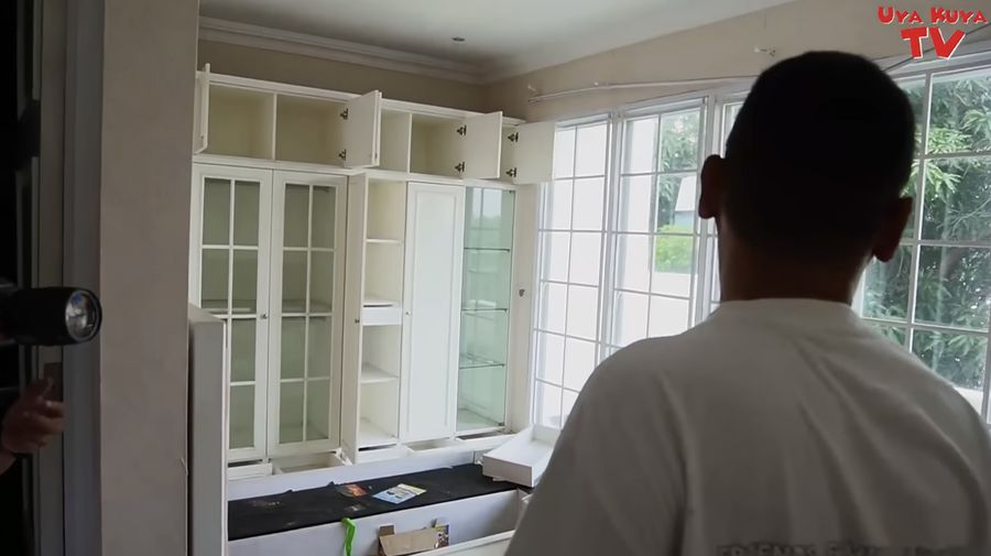 Uya Kuya dan Astrid baru pertama kali melihat rumah mereka di kawasan Duren Sawit, Jakarta Timur, yang dijarah massa pada 30 Agustus 2025. (Tangkapan Layar Youtube/Uya Kuya TV )