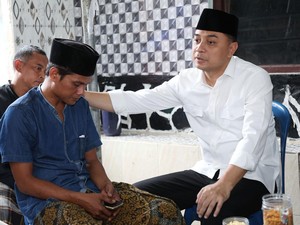Walkot Surabaya Eri Takziah ke Keluarga Korban Ponpes di Sidoarjo