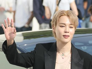 Gaya Shirtless Jimin BTS di Paris Fashion Week, Perdana Setelah Wamil