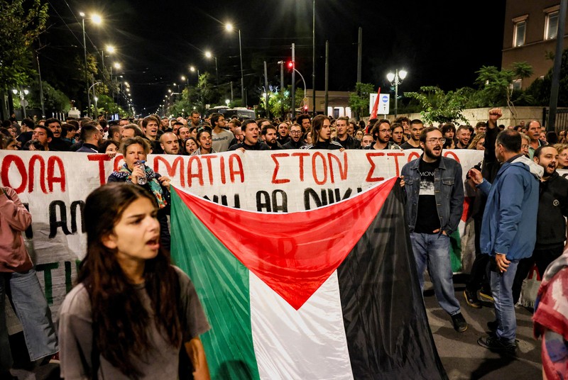 Demonstran pro-Palestina berkumpul di Kedutaan Besar Amerika Serikat untuk mengutuk intersepsi pasukan Israel terhadap kapal-kapal Armada Global Sumud yang bertujuan mencapai Gaza dan menerobos blokade laut Israel, di Kuala Lumpur, Malaysia, 2 Oktober 2025. (REUTERS/Hasnoor Hussain)
