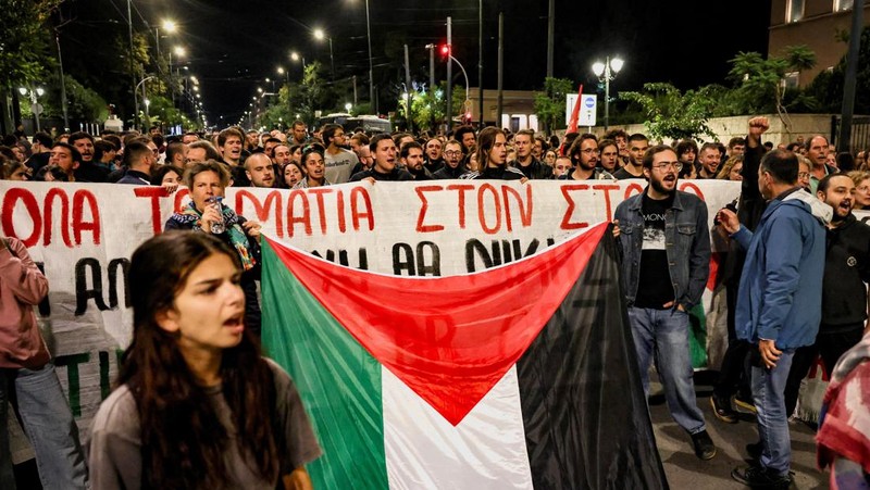 Demonstran pro-Palestina berkumpul di Kedutaan Besar Amerika Serikat untuk mengutuk intersepsi pasukan Israel terhadap kapal-kapal Armada Global Sumud yang bertujuan mencapai Gaza dan menerobos blokade laut Israel, di Kuala Lumpur, Malaysia, 2 Oktober 2025. (REUTERS/Hasnoor Hussain)