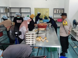 Pastikan Distribusi Lancar, Pak Bhabin Karanggede Boyolali Pantau Dapur MBG