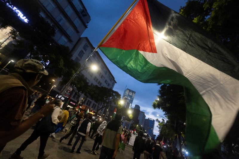 Demonstran pro-Palestina berkumpul di Kedutaan Besar Amerika Serikat untuk mengutuk intersepsi pasukan Israel terhadap kapal-kapal Armada Global Sumud yang bertujuan mencapai Gaza dan menerobos blokade laut Israel, di Kuala Lumpur, Malaysia, 2 Oktober 2025. (REUTERS/Hasnoor Hussain)