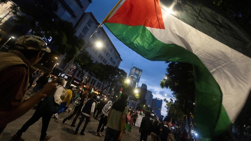 Demonstran pro-Palestina berkumpul di Kedutaan Besar Amerika Serikat untuk mengutuk intersepsi pasukan Israel terhadap kapal-kapal Armada Global Sumud yang bertujuan mencapai Gaza dan menerobos blokade laut Israel, di Kuala Lumpur, Malaysia, 2 Oktober 2025. (REUTERS/Hasnoor Hussain)