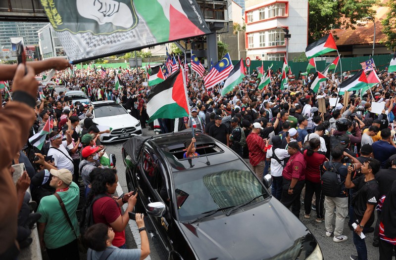 Demonstran pro-Palestina berkumpul di Kedutaan Besar Amerika Serikat untuk mengutuk intersepsi pasukan Israel terhadap kapal-kapal Armada Global Sumud yang bertujuan mencapai Gaza dan menerobos blokade laut Israel, di Kuala Lumpur, Malaysia, 2 Oktober 2025. (REUTERS/Hasnoor Hussain)