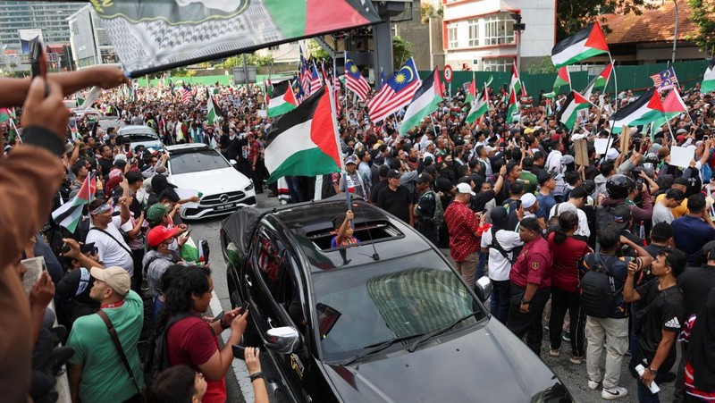 Demonstran pro-Palestina berkumpul di Kedutaan Besar Amerika Serikat untuk mengutuk intersepsi pasukan Israel terhadap kapal-kapal Armada Global Sumud yang bertujuan mencapai Gaza dan menerobos blokade laut Israel, di Kuala Lumpur, Malaysia, 2 Oktober 2025. (REUTERS/Hasnoor Hussain)