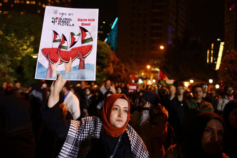 Demonstran pro-Palestina berkumpul di Kedutaan Besar Amerika Serikat untuk mengutuk intersepsi pasukan Israel terhadap kapal-kapal Armada Global Sumud yang bertujuan mencapai Gaza dan menerobos blokade laut Israel, di Kuala Lumpur, Malaysia, 2 Oktober 2025. (REUTERS/Hasnoor Hussain)