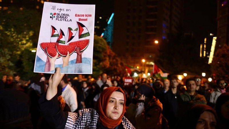 Demonstran pro-Palestina berkumpul di Kedutaan Besar Amerika Serikat untuk mengutuk intersepsi pasukan Israel terhadap kapal-kapal Armada Global Sumud yang bertujuan mencapai Gaza dan menerobos blokade laut Israel, di Kuala Lumpur, Malaysia, 2 Oktober 2025. (REUTERS/Hasnoor Hussain)