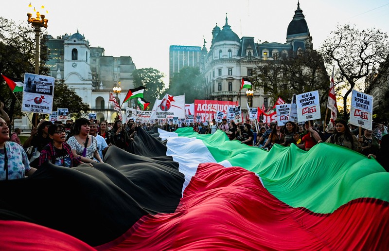 Demonstran pro-Palestina berkumpul di Kedutaan Besar Amerika Serikat untuk mengutuk intersepsi pasukan Israel terhadap kapal-kapal Armada Global Sumud yang bertujuan mencapai Gaza dan menerobos blokade laut Israel, di Kuala Lumpur, Malaysia, 2 Oktober 2025. (REUTERS/Hasnoor Hussain)