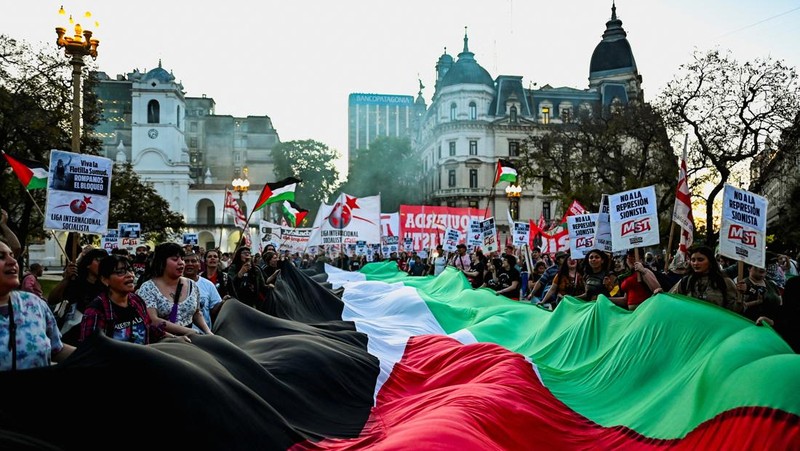 Demonstran pro-Palestina berkumpul di Kedutaan Besar Amerika Serikat untuk mengutuk intersepsi pasukan Israel terhadap kapal-kapal Armada Global Sumud yang bertujuan mencapai Gaza dan menerobos blokade laut Israel, di Kuala Lumpur, Malaysia, 2 Oktober 2025. (REUTERS/Hasnoor Hussain)