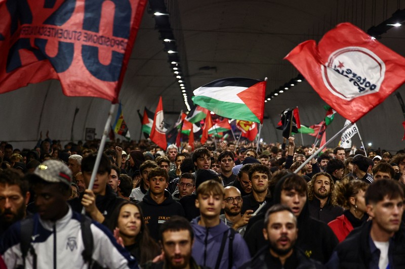 Demonstran pro-Palestina berkumpul di Kedutaan Besar Amerika Serikat untuk mengutuk intersepsi pasukan Israel terhadap kapal-kapal Armada Global Sumud yang bertujuan mencapai Gaza dan menerobos blokade laut Israel, di Kuala Lumpur, Malaysia, 2 Oktober 2025. (REUTERS/Hasnoor Hussain)